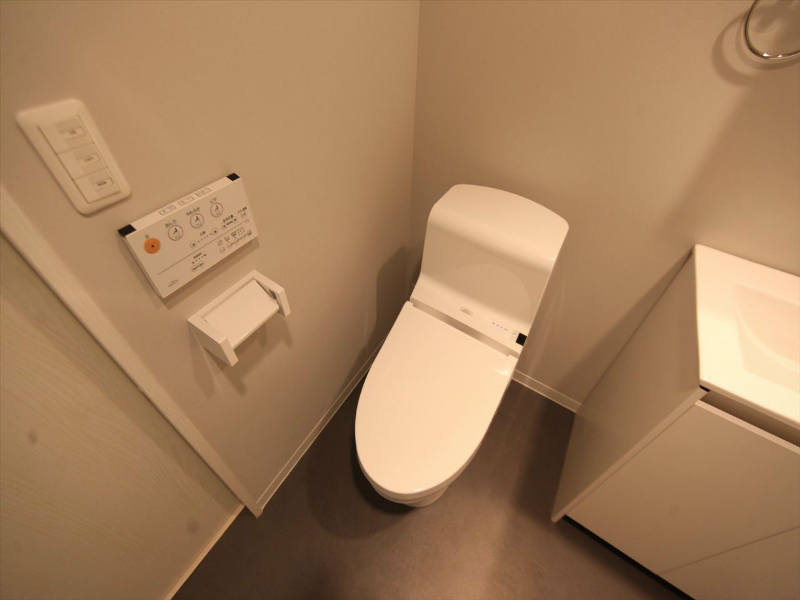 トイレ　温水洗浄暖房便座付トイレ