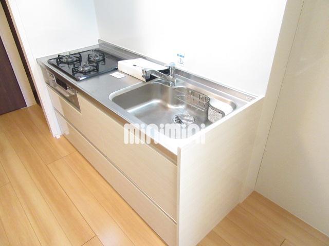 キッチン　３口ガスコンロ付きのシステムキッチン