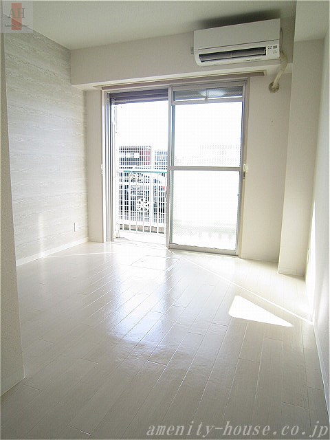 居室・リビング　●明るい洋室はエアコン設置済み！