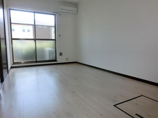 居室・リビング　ホワイトフローリングの明るいお部屋