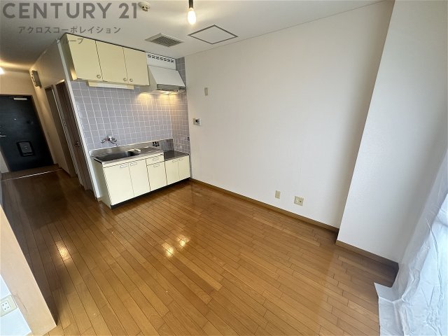 居室・リビング　床色が落ち着いた色合いで綺麗です♪