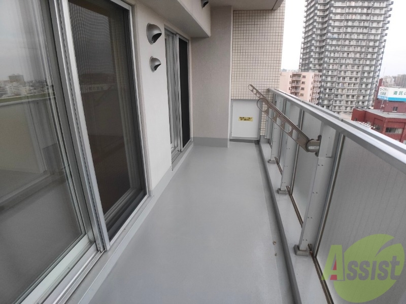 セキュリティ　バルコニー。洗濯物がはかどりそうな広さがありますよ。