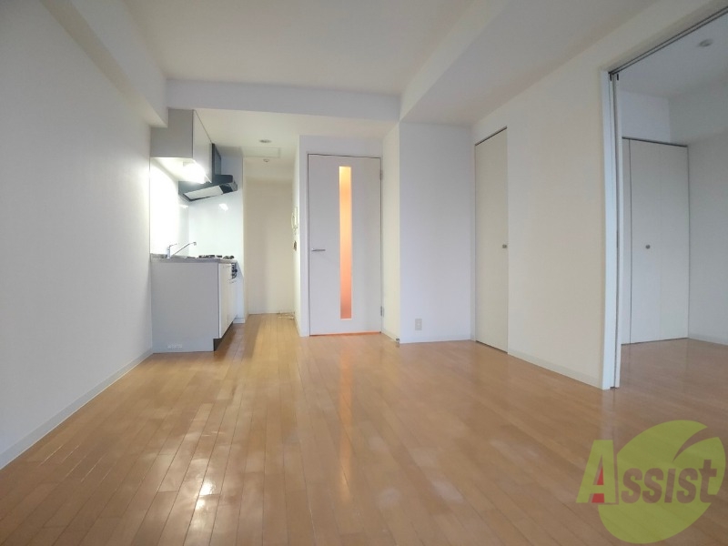 居室・リビング　リビングです。木目のフローリングが落ち着きますね。