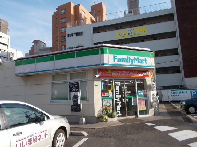 コンビニ　ファミリーマート（コンビニ）まで180m