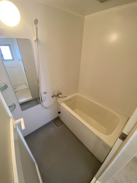 バス・シャワールーム　コンパクトで使いやすいお風呂です