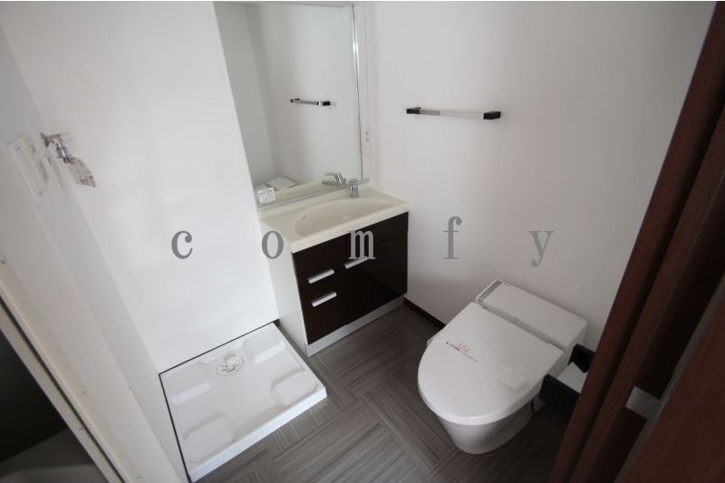 トイレ　タンクレスタイプのウォシュレット付きトイレ