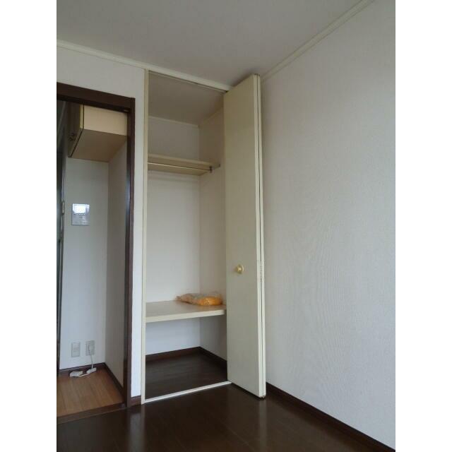 収納　天井までの高さと奥行きのある収納