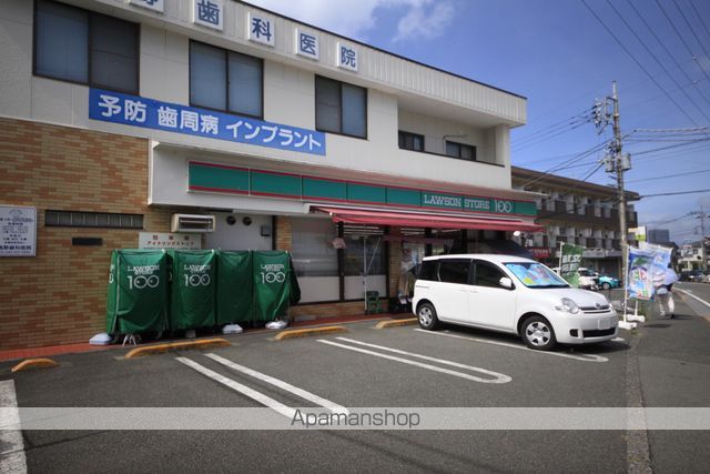 コンビニ　ローソンストア１００（コンビニ）まで107m