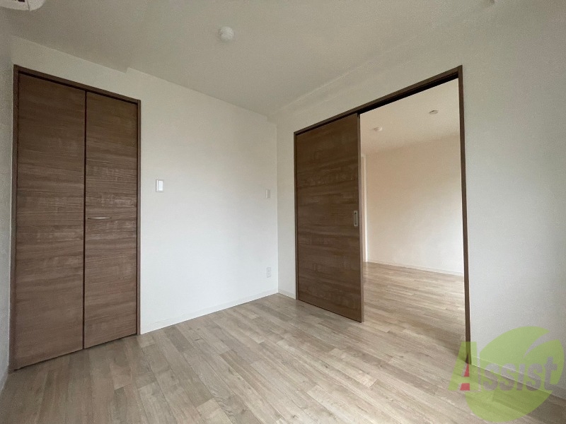 その他部屋・スペース　洋室は白いクロスにブラウンの建具が映えますね！