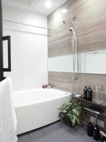 バス・シャワールーム　嬉しい追い焚き・浴室乾燥機付きです♪