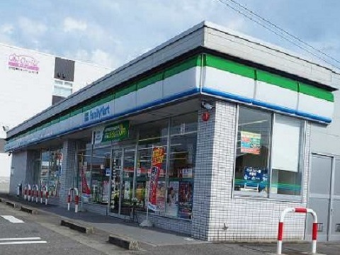 コンビニ　ファミリーマート富山中川原店（コンビニ）まで300m