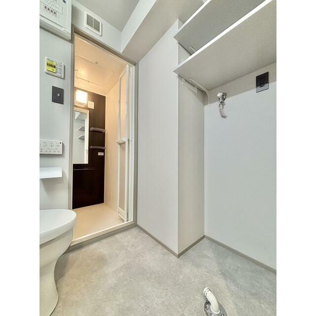 バス・シャワールーム　白基調で清潔感のある空間