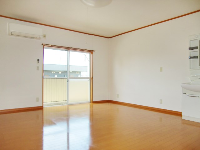 居室・リビング　１３帖の広々洋室♪