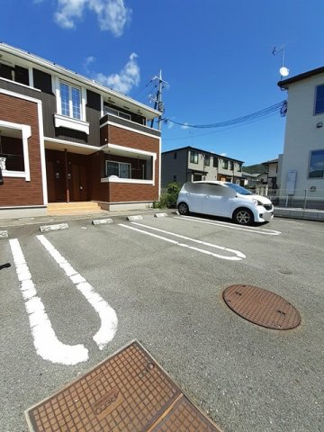 駐車場　駐車場があるので、車を買う予定の方も安心です