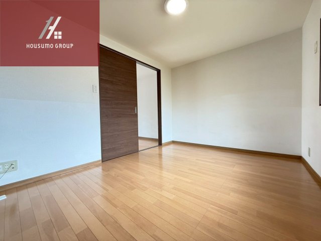 その他部屋・スペース　開放的な寝室です