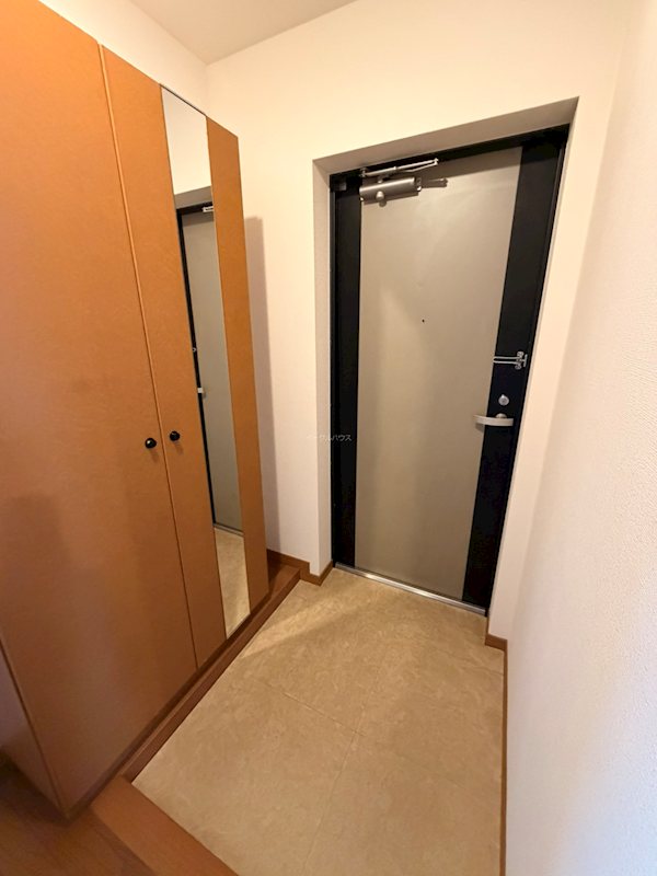玄関　退去前の為別部屋写真使用