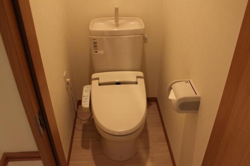 トイレ　必ず使うもう一つの最小個室もお洒落に