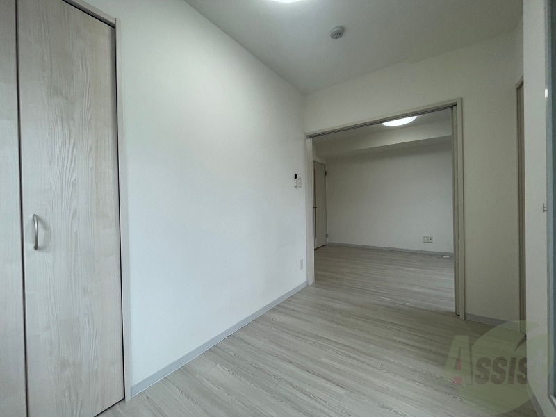 その他部屋・スペース　寝室はこちらです。光が差し込む、温かみのあるお部屋です。