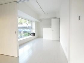 居室・リビング　【2面採光明るいお部屋！住環境良好】お問合せはお早めに♪