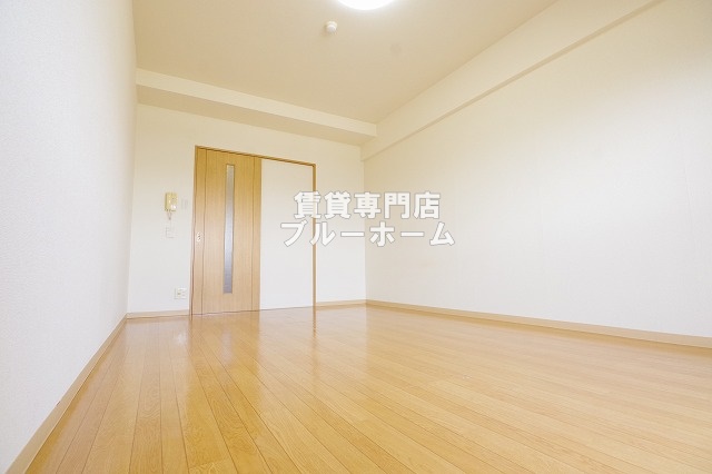 居室・リビング　9.8帖の明るい洋室！