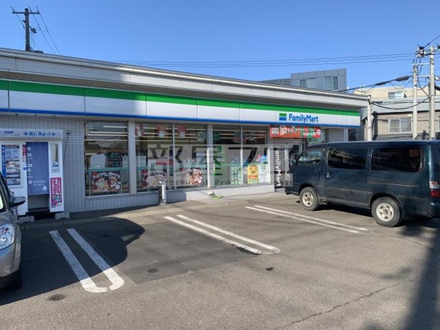 コンビニ　ファミリーマート札幌発寒3条店（コンビニ）まで410m