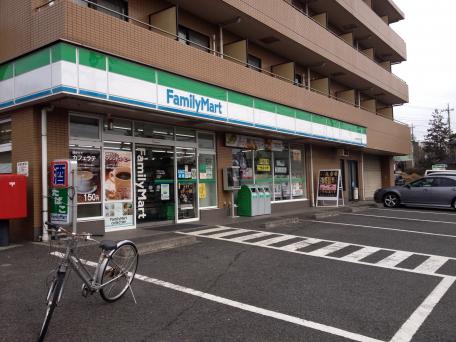 コンビニ　ファミリーマート（コンビニ）まで556m