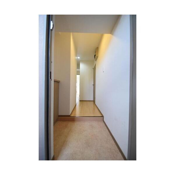 玄関　※写真は同じマンションの違う部屋のものになります。