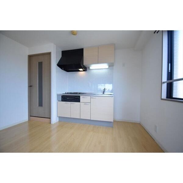 キッチン　※写真は同じマンションの違う部屋のものになります。