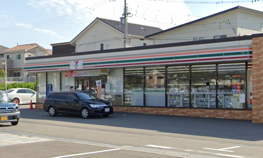 コンビニ　セブンイレブン 和泉はつが野3丁目店（コンビニ）まで587m