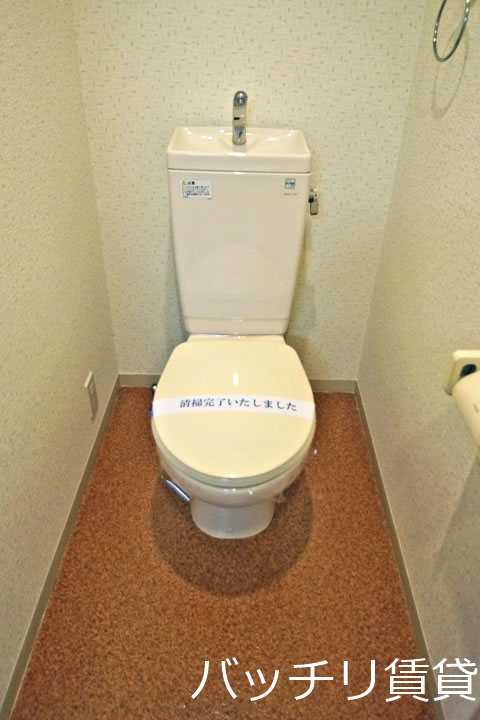 トイレ　＊画像は別部屋の為、現状を優先いたします