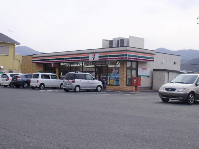 コンビニ　セブンイレブン（コンビニ）まで880m