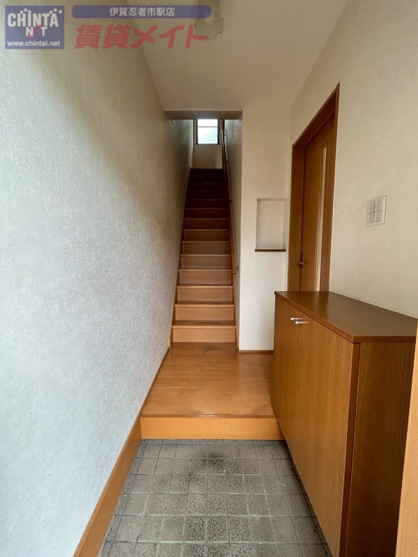 玄関　別部屋参考写真となります。