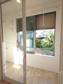 バルコニー　便利なサンルーム、シャッター雨戸あり