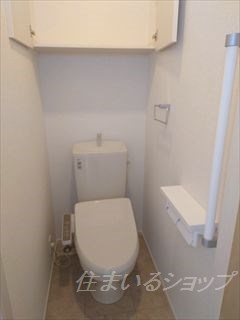 トイレ　シャワートイレ・収納棚・手すりあり