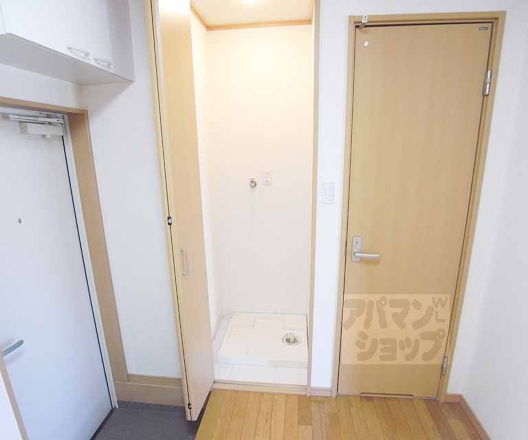 その他設備　開けると洗濯機置き場が。