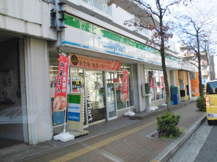 コンビニ　ファミリーマート市ヶ尾駅北口（コンビニ）まで263m