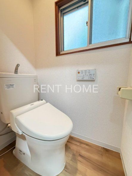 トイレ　トイレにも窓あります