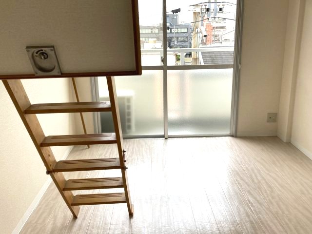 居室・リビング　イメージとして同建物他部屋を表示しています