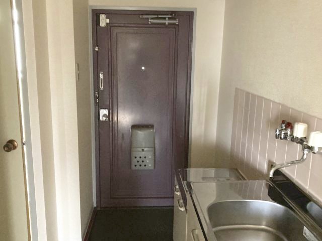 玄関　イメージとして同建物他部屋を表示しています