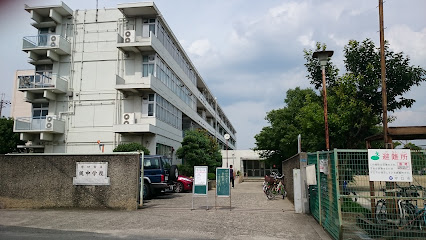 中学校　守口市立梶中学校（中学校）まで493m