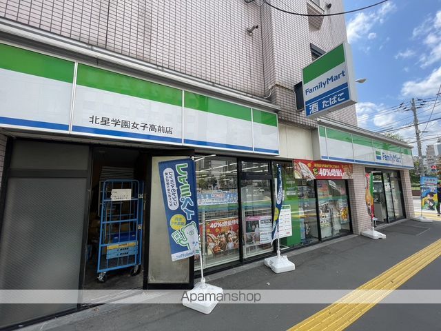 コンビニ　ファミリーマート（コンビニ）まで301m