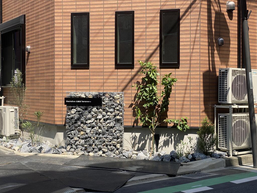 エントランス　植栽も共用部分に入りますよ♪