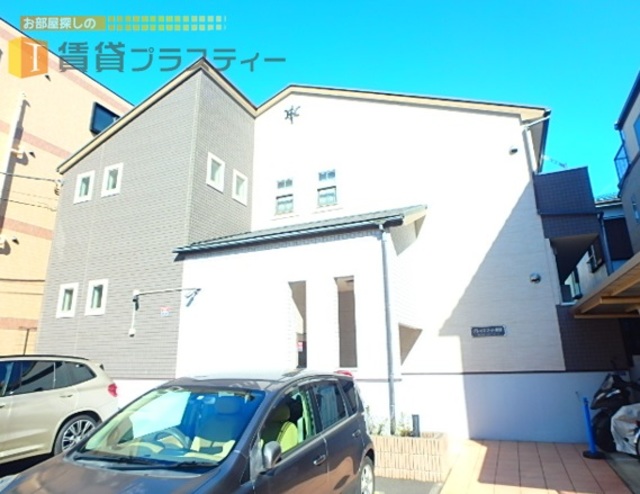 建物外観　ツートンカラーが目を惹きます。バス停も目の前