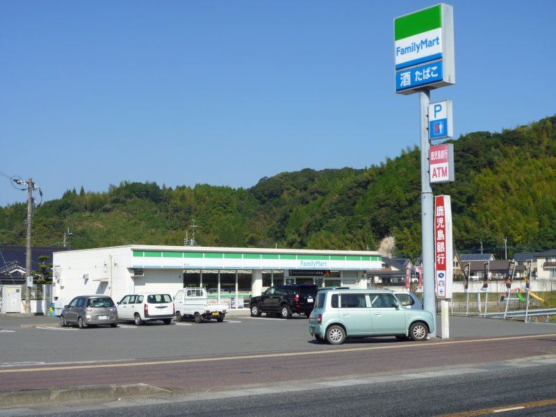 コンビニ　ファミリーマート（コンビニ）まで980m