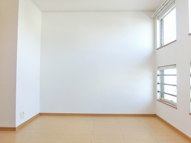 その他　北面とは思えない明るさの洋室。