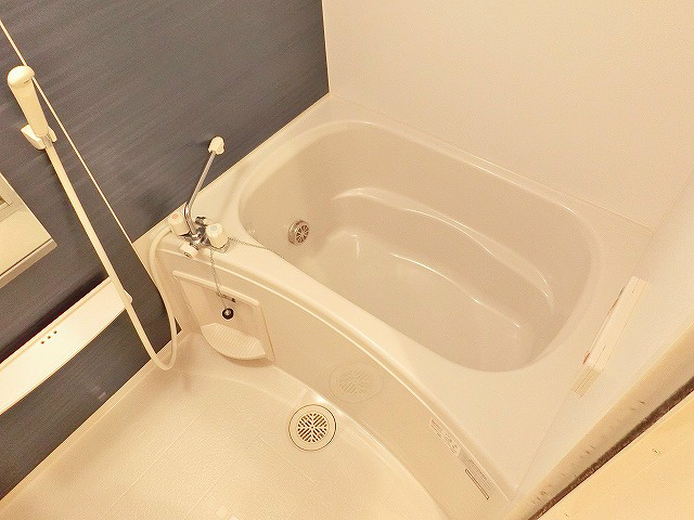バス・シャワールーム　アクセントパネルを採用したスタイリッシュな浴室
