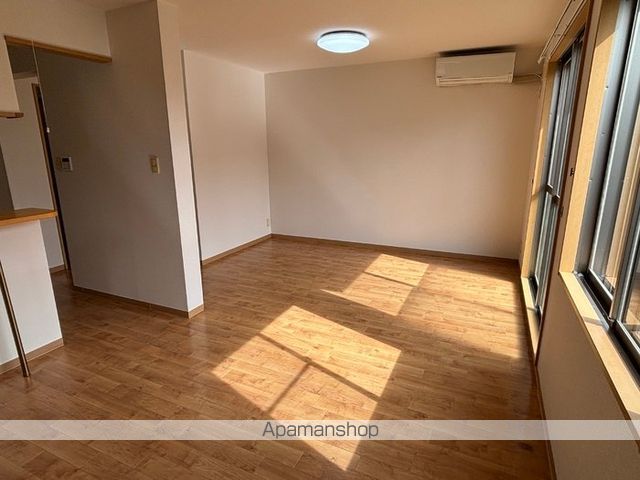 リースランドネオス春日壱番館 Aの居間写真