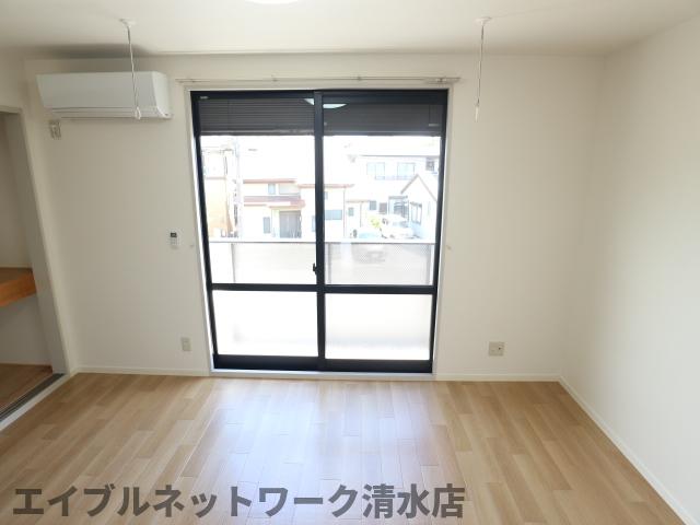 居室・リビング　こちらのリビングで趣味の時間をお楽しみください