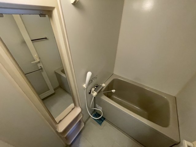 バス・シャワールーム　同物件別部屋写真
