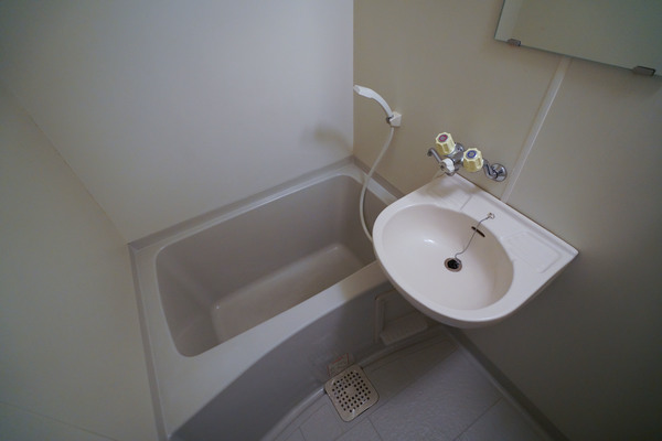 バス・シャワールーム　同じ建物の別の部屋